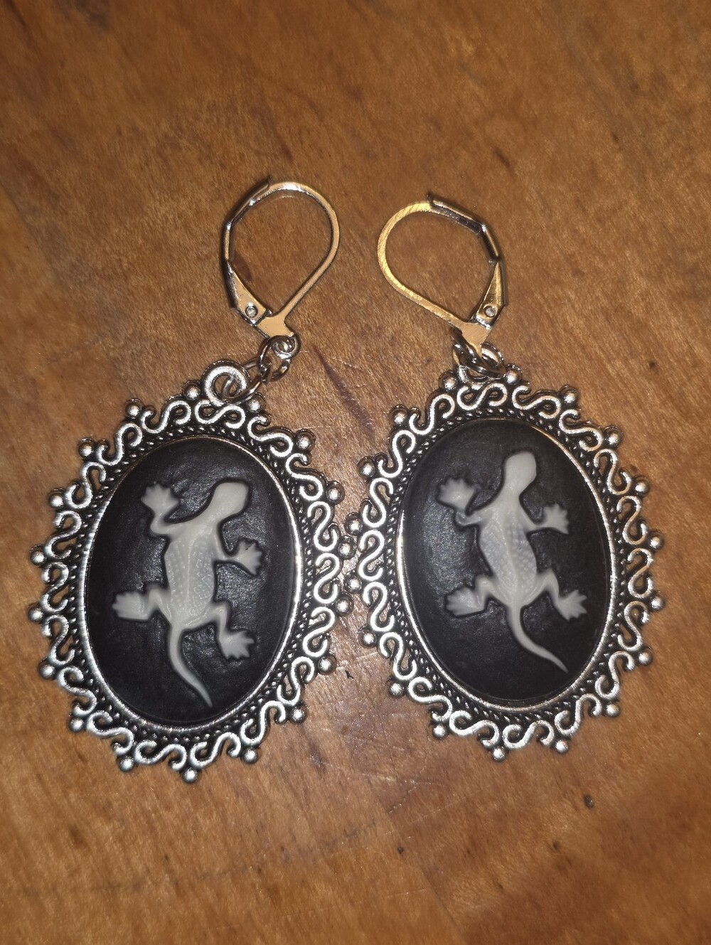 Lizard Cameo Black & White Earrings W Silver Tone Frames & Leverback Closures
